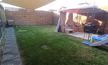 Casa amplia y en excelente estado en Condominio Las Azaleas, con amplio terreno.