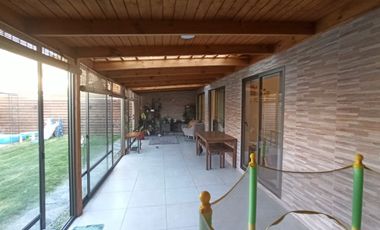 Casa amplia y en excelente estado en Condominio Las Azaleas, con amplio terreno.