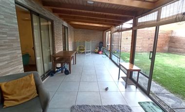 Casa amplia y en excelente estado en Condominio Las Azaleas, con amplio terreno.