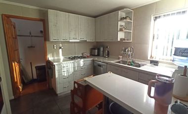 Casa amplia y en excelente estado en Condominio Las Azaleas, con amplio terreno.