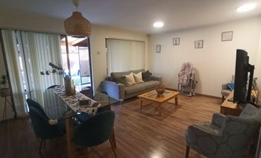 Casa amplia y en excelente estado en Condominio Las Azaleas, con amplio terreno.