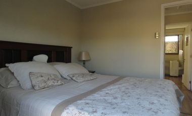 Casa amplia y en excelente estado en Condominio Las Azaleas, con amplio terreno.