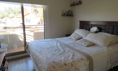 Casa amplia y en excelente estado en Condominio Las Azaleas, con amplio terreno.