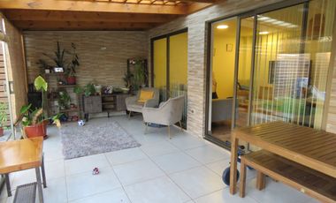 Casa amplia y en excelente estado en Condominio Las Azaleas, con amplio terreno.