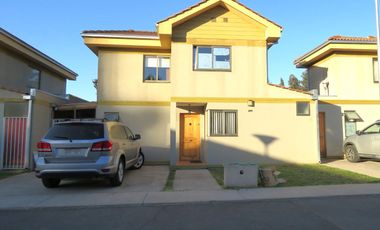 Casa amplia y en excelente estado en Condominio Las Azaleas, con amplio terreno.