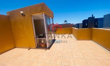 Se Vende Casa en Condominio de 3 Pisos, UF 9.800, Excelente Estado