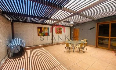 Se Vende Casa en Condominio de 3 Pisos, UF 9.800, Excelente Estado