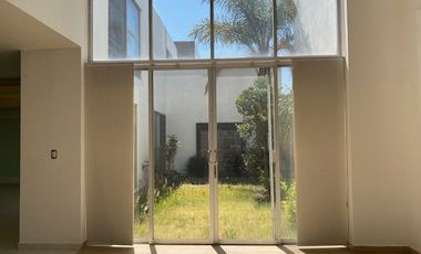 CASA EN VENTA EN ZAVALETA EN FRACCIONAMIENTO JARDINES DE ZAVALETA, RECÁMARAS ENORMES TODAS CON BAÑO, PUEBLA