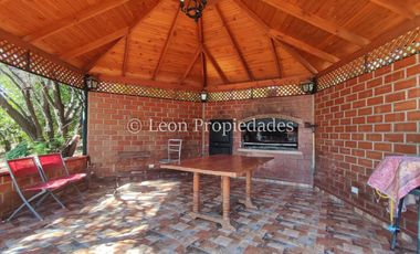 Leon propiedades vende casa en sector Los Naranjos, Curacaví.