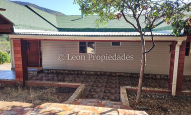 Leon propiedades vende casa en sector Los Naranjos, Curacaví.