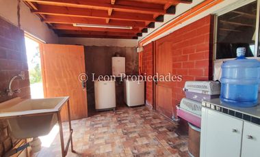 Leon propiedades vende casa en sector Los Naranjos, Curacaví.