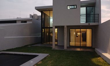 CASA CON ALBERCA EN OAXTEPEC MORELOS.