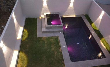 CASA CON ALBERCA EN OAXTEPEC MORELOS.