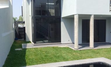 CASA CON ALBERCA EN OAXTEPEC MORELOS.