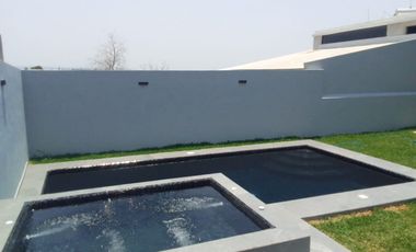 CASA CON ALBERCA EN OAXTEPEC MORELOS.