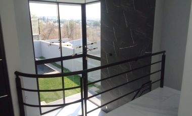 CASA CON ALBERCA EN OAXTEPEC MORELOS.