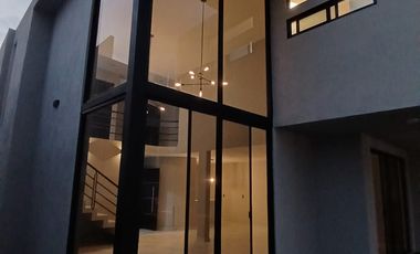 CASA CON ALBERCA EN OAXTEPEC MORELOS.