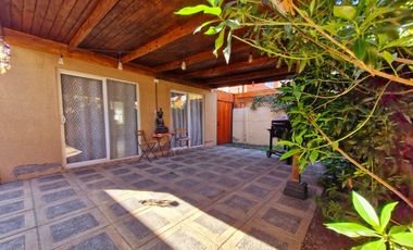 Se vende Acogedora propiedad aislada en condominio Jardines de las Vizcachas