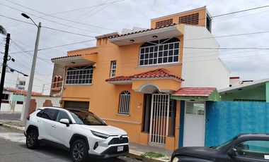 Se Venden Hermosa Casa Frente a Costco!!!