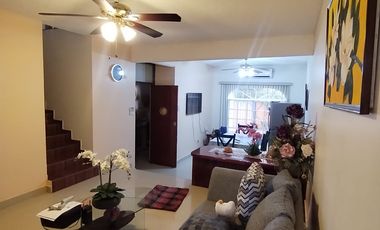 Se Venden Hermosa Casa Frente a Costco!!!