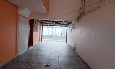 Se Venden Hermosa Casa Frente a Costco!!!