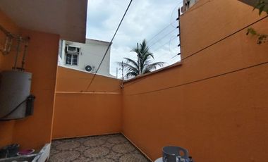 Se Venden Hermosa Casa Frente a Costco!!!