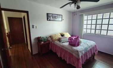 Se Venden Hermosa Casa Frente a Costco!!!