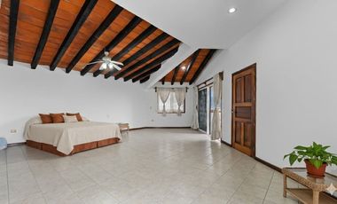 Casa en Venta en Puerto Vallarta con Potencial de Desarrollo – El Calvario, Pitillal