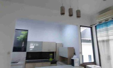 disewa rumah hook di jalan utama 2 lt kt 3+2 hadap utara barat