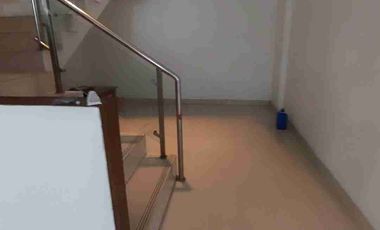 disewa rumah hook di jalan utama 2 lt kt 3+2 hadap utara barat