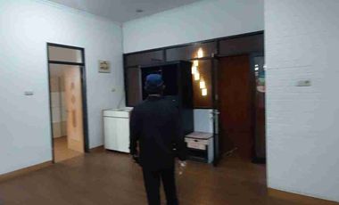 disewa rumah hook di jalan utama 2 lt kt 3+2 hadap utara barat