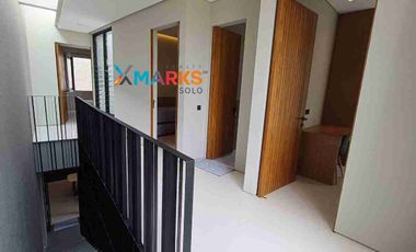 Dijual Rumah Baru Full Furnished design arsitek level Nasional area Solo Baru, selangkah saja dari Pakuwon Mall