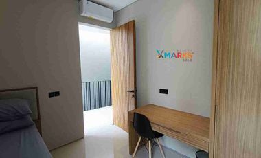 Dijual Rumah Baru Full Furnished design arsitek level Nasional area Solo Baru, selangkah saja dari Pakuwon Mall