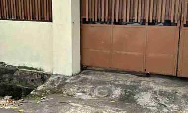 Dijual rumah 2,5 lantai 5 kamar tidur lokasi strategis dekat pusat bisnis, perbelanjaan dan pendidikan di kramat senen Jakarta Pusat