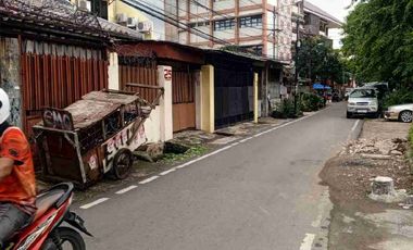 Dijual rumah 2,5 lantai 5 kamar tidur lokasi strategis dekat pusat bisnis, perbelanjaan dan pendidikan di kramat senen Jakarta Pusat