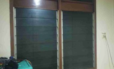 Dijual rumah 2,5 lantai 5 kamar tidur lokasi strategis dekat pusat bisnis, perbelanjaan dan pendidikan di kramat senen Jakarta Pusat