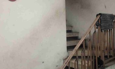 Dijual rumah 2,5 lantai 5 kamar tidur lokasi strategis dekat pusat bisnis, perbelanjaan dan pendidikan di kramat senen Jakarta Pusat