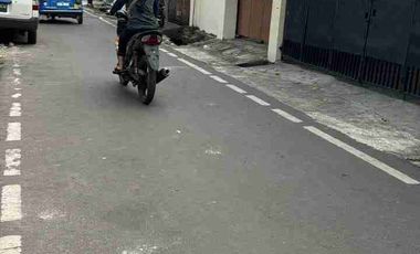 Dijual rumah 2,5 lantai 5 kamar tidur lokasi strategis dekat pusat bisnis, perbelanjaan dan pendidikan di kramat senen Jakarta Pusat