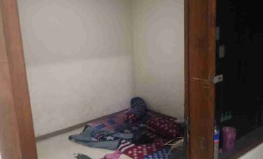 Dijual rumah 2,5 lantai 5 kamar tidur lokasi strategis dekat pusat bisnis, perbelanjaan dan pendidikan di kramat senen Jakarta Pusat