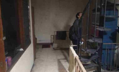 Dijual rumah 2,5 lantai 5 kamar tidur lokasi strategis dekat pusat bisnis, perbelanjaan dan pendidikan di kramat senen Jakarta Pusat