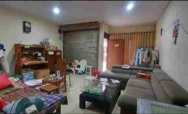 Dijual rumah 2,5 lantai 5 kamar tidur lokasi strategis dekat pusat bisnis, perbelanjaan dan pendidikan di kramat senen Jakarta Pusat