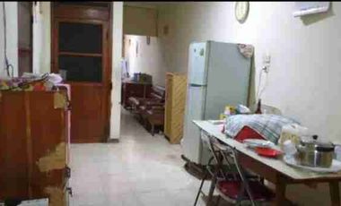Dijual rumah 2,5 lantai 5 kamar tidur lokasi strategis dekat pusat bisnis, perbelanjaan dan pendidikan di kramat senen Jakarta Pusat