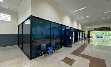 Gedung Komersial Ex. Showroom - Strategis, Pusat Kota Sidoarjo, Dekat Akses Tol.