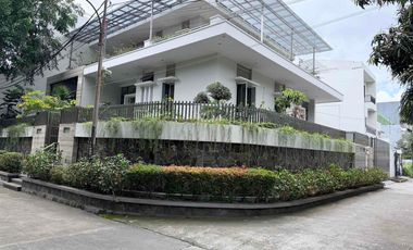 Turun! Rumah Mewah Hoek 479m2 Anti Banjir di Kompleks Greenville