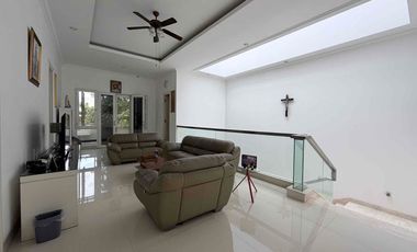 Turun! Rumah Mewah Hoek 479m2 Anti Banjir di Kompleks Greenville