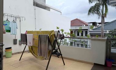 Turun! Rumah Mewah Hoek 479m2 Anti Banjir di Kompleks Greenville