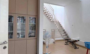 Turun! Rumah Mewah Hoek 479m2 Anti Banjir di Kompleks Greenville