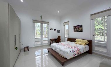 Turun! Rumah Mewah Hoek 479m2 Anti Banjir di Kompleks Greenville