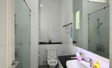 Turun! Rumah Mewah Hoek 479m2 Anti Banjir di Kompleks Greenville