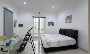 Turun! Rumah Mewah Hoek 479m2 Anti Banjir di Kompleks Greenville